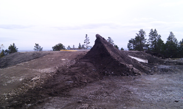 Jordmassor som delvis ska täcka fundamentet. Foto: Lina Landell