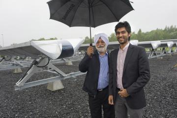 Jasbir Singh och Dhruv Kaura från Indien var intresserade av tekniken och medbjudna till invigningen av Absolicon. Foto: Anders Eliasson