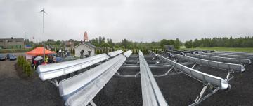 Panoramavy över Härnösands energipark. Minivindkraftverk, solkraftverk med 20 enheter för el och värmeproduktion samt i bakgrunden solföljande solceller. Foto: Anders Eliasson