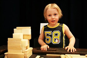 Fotografi av en pojke som leker på Technichus. Foto: Anna Unander