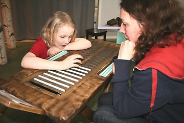 Foto av mor och barn som spelar på Technichusl. Foto: Anna Unander