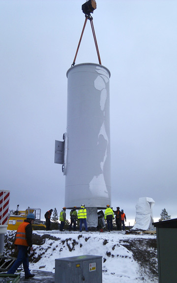 Solumsklinten. Första torndelen lyfts på plats. Foto: Andreas Einarsson  