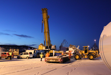 Förberedelser i hamnen inför transport till Solumsklinten. Foto: Pär Marklund  