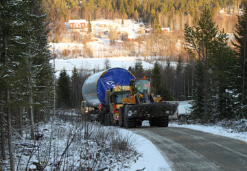 En traktor ger lastbilen draghjälp upp för de sista backarna upp mot Solumsklinten. Foto: Andreas Einarsson  