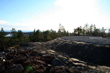 Fundamentet på Bräntberget. Vacker utsikt över Solumssjön (till vänster i bild) och havet i bakgrunden. Foto: Lina Landell