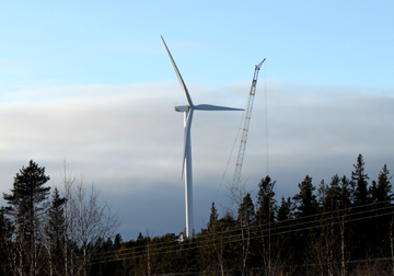 Ett av två nya vindkraftverk i Härnösand. Foto: Pär Marklund