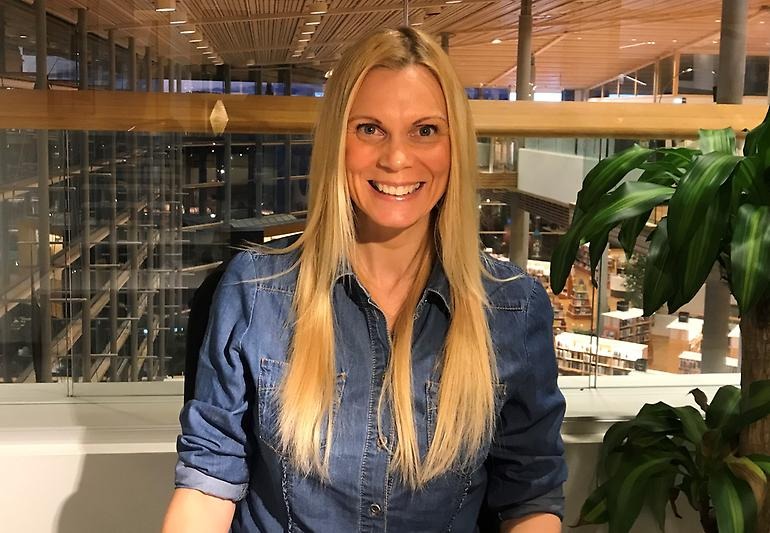 Bild på blond tjej i jeansskjorta i Sambiblioteket i Härnösand