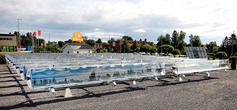 Bild på Härnösands energipark, solfångare på rad vid Västra Ringvägen i Härnösand.