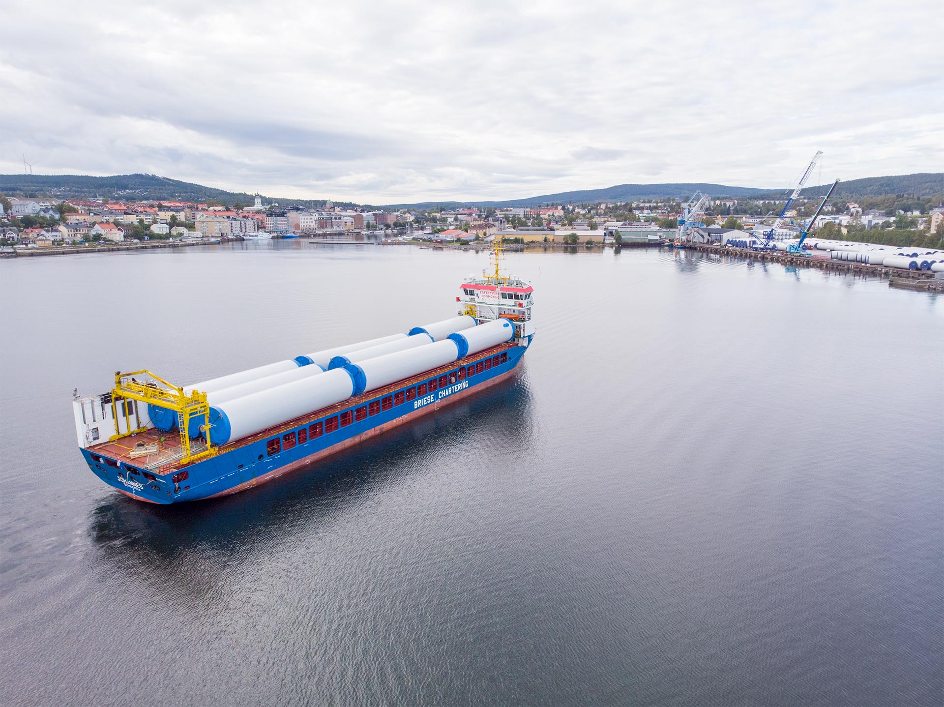 Båten med vindkrafttorn på väg in mot Härnösands hamnområde