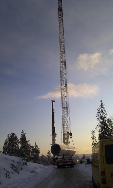 Bräntberget.Huvudkran och hjälpkran lyfter den första av totalt fyra torndelar. Lyftet skedde fredag 6 januari. Foto: Andreas Einarsson