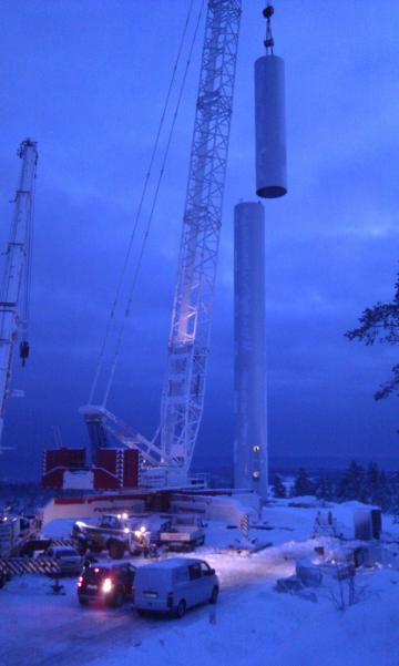 Bräntberget. Personal uppe i tornet står beredda att ta emot torndelen och bulta fast den. Foto: Andreas Einarsson.