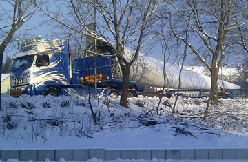 Transport med en vinge backar genom badhuskurvan i Härnösand innan vidare transport mot Vårdkasen och Bräntberget. Foto: Mikael Sörlander